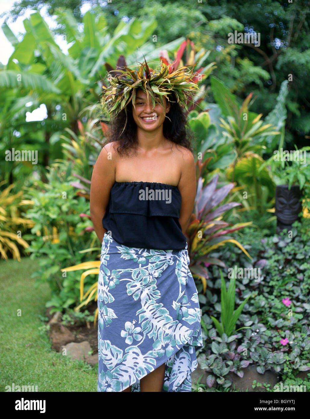Vestida de Polinesia head gear, Rarotonga, Islas Cook Foto de stock