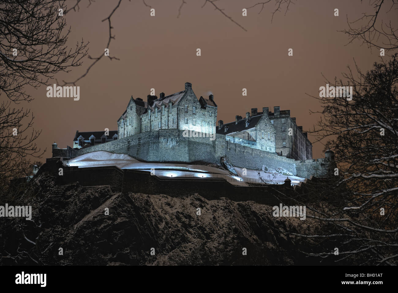 El Castillo de Edimburgo, Escocia, Reino Unido, iluminada por las noches en el invierno, la nieve Foto de stock