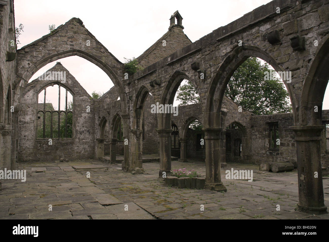 Las ruinas de la Iglesia de Santo Tomás en Heptonstall encima de Hebden Bridge, RU Foto de stock
