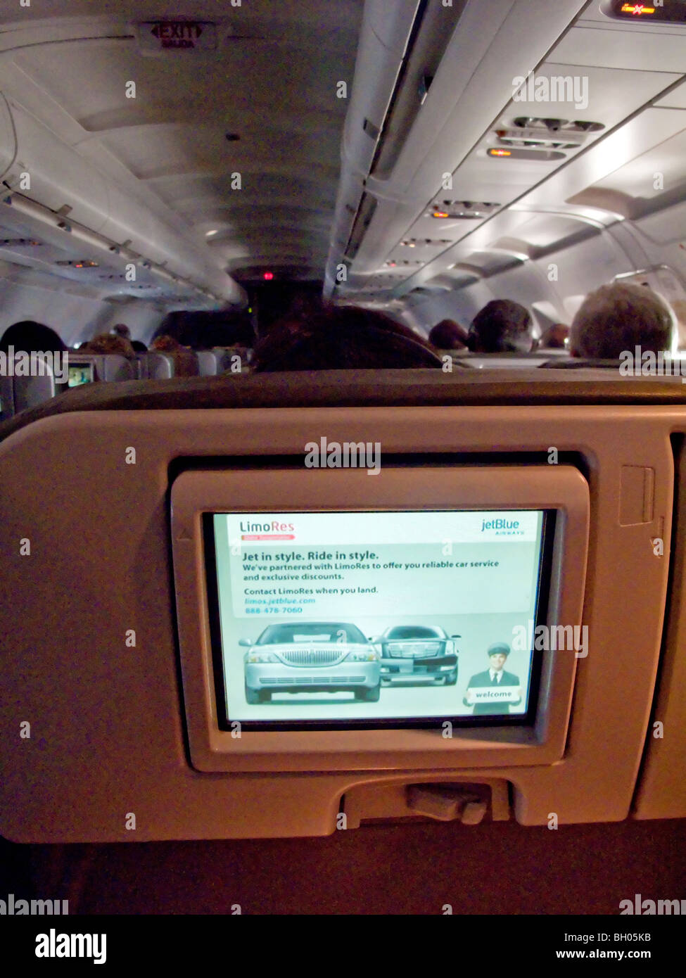 La televisión de entretenimiento en vuelo para pasajeros de aerolíneas'  disfrute en pantallas individuales en sus asientos incluye anuncios pagados  Fotografía de stock - Alamy