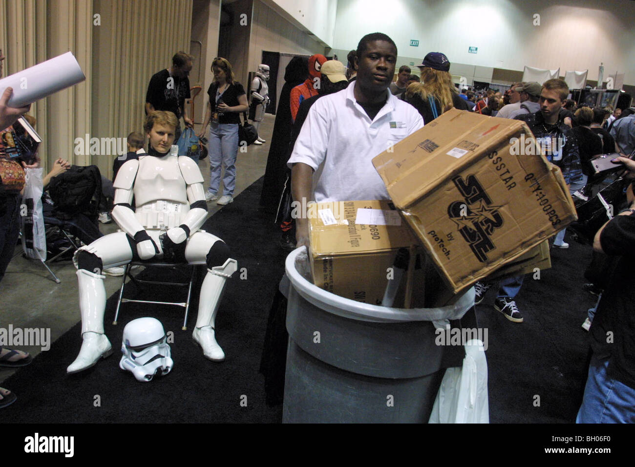 Un trabajador del centro de convenciones transporta las cajas vacías en el último día de Star Wars Celebration II en Indianápolis. Foto de stock
