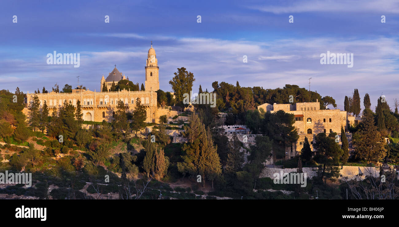 Vista panorámica de la Abadía de Hagia Maria Sion al atardecer, Jerusalem, Israel Foto de stock