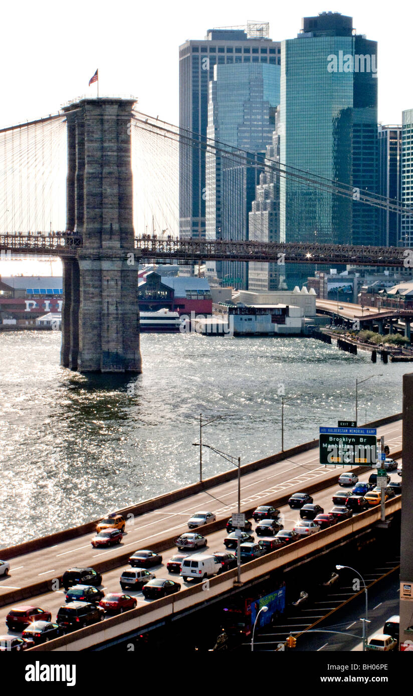 El tráfico se mueve en el Franklyn Delano Roosevelt (FDR) conduzca a lo largo del East River, en el sur de Manhattan, Nueva York Foto de stock