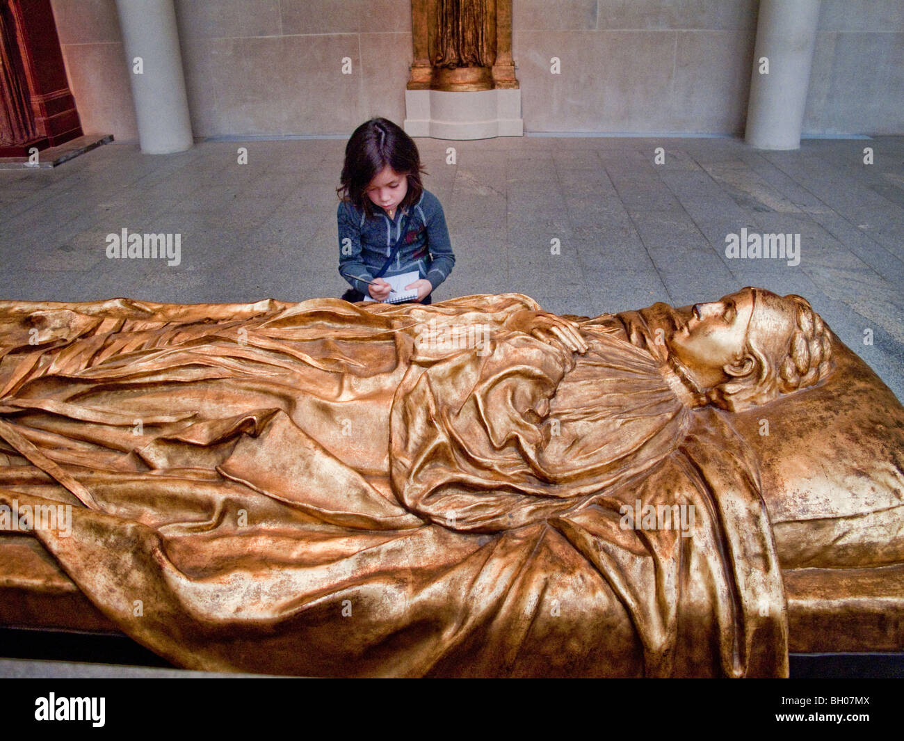Una joven toma notas sobre la tumba de 1891 Efigie de Booth Duveneck en la Ciudad de Nueva York el Museo Metropolitano de Arte. Foto de stock