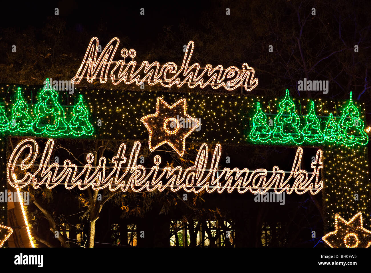 Signo luminoso iluminado por la München Christkindlmarkt (Mercados de Navidad) en la ciudad de München (Munich), Baviera, Alemania, Foto de stock
