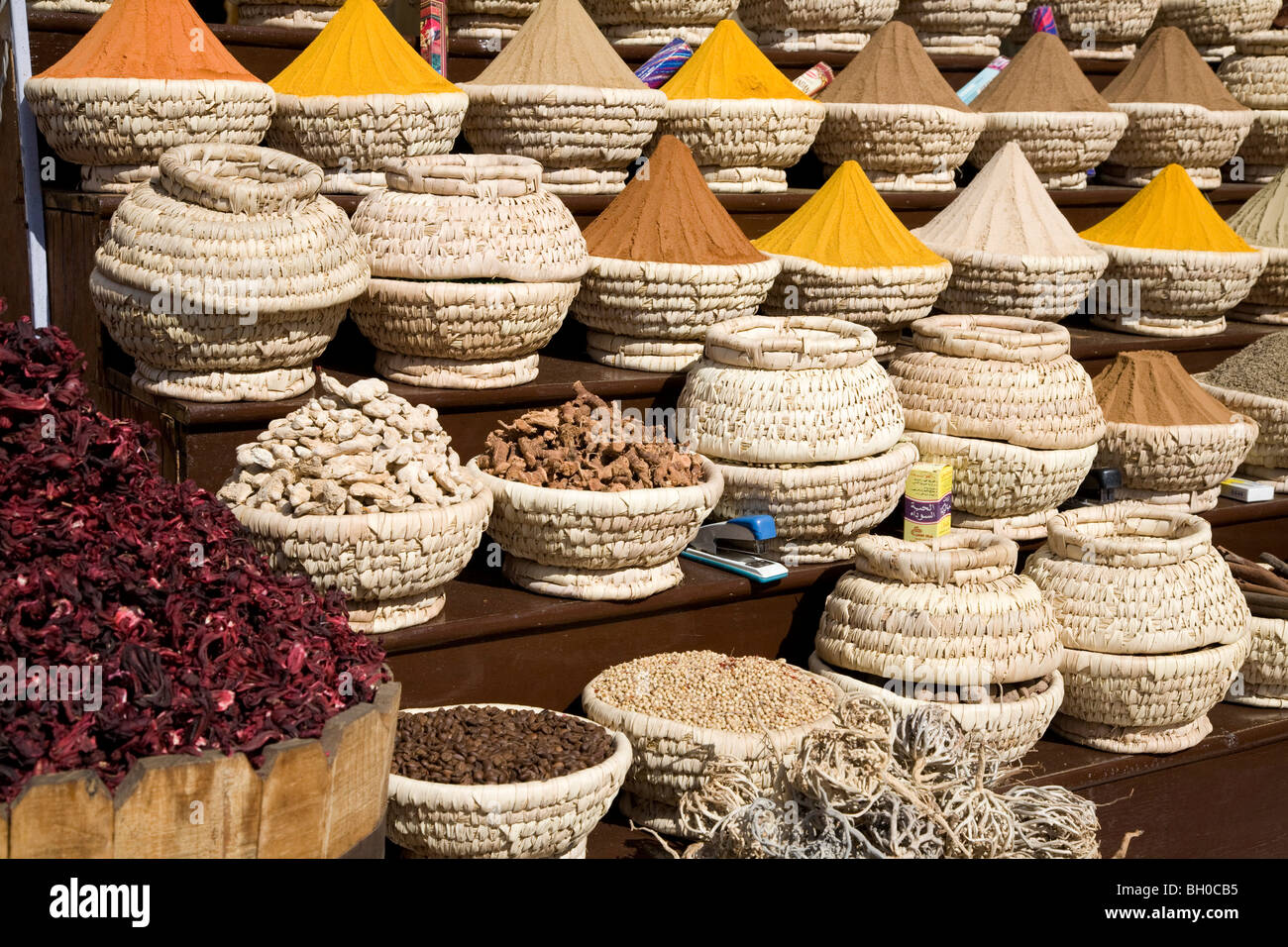 Still life. Cestas de especias en el display en Sharm El Sheikh mercado. Egipto. África. Foto de stock