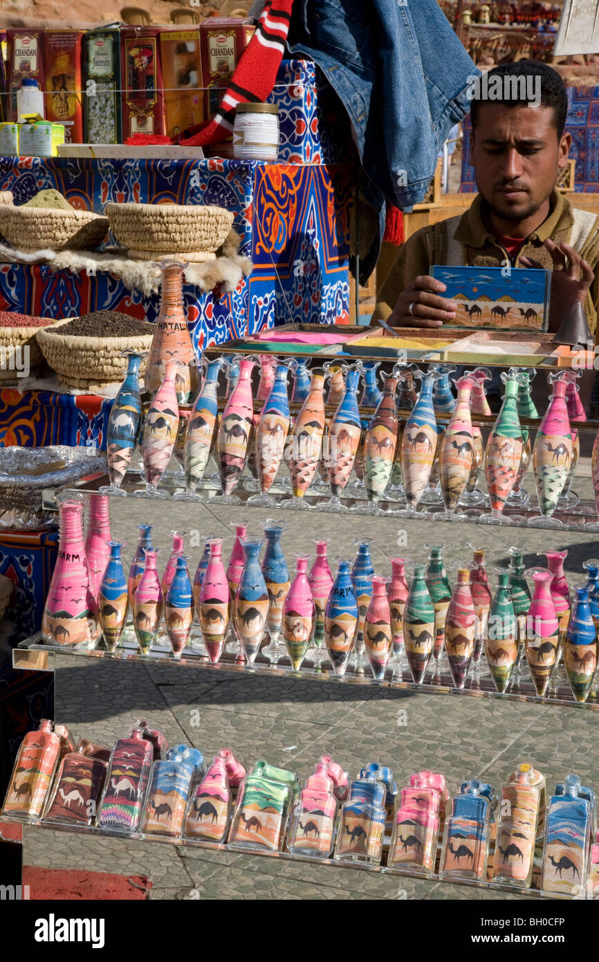 Hombre local. Comerciante de calado en el mercado. Tienda de recuerdos pantalla. Mercado de Sharm El Sheikh. Egipto. África. Foto de stock