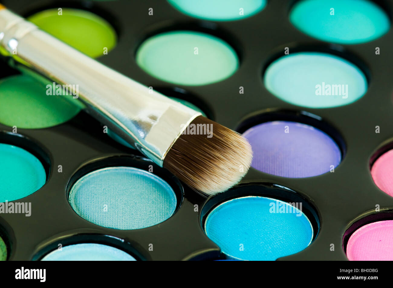 Sombras de ojos multicolor con cepillos cosméticos Foto de stock
