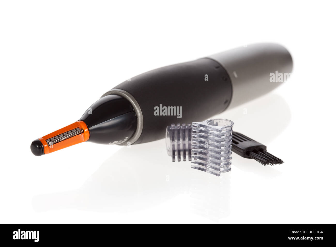 Recortador de pelo para nariz y orejas con recortar las cejas y accesorios  cepillo aislado en blanco Fotografía de stock - Alamy