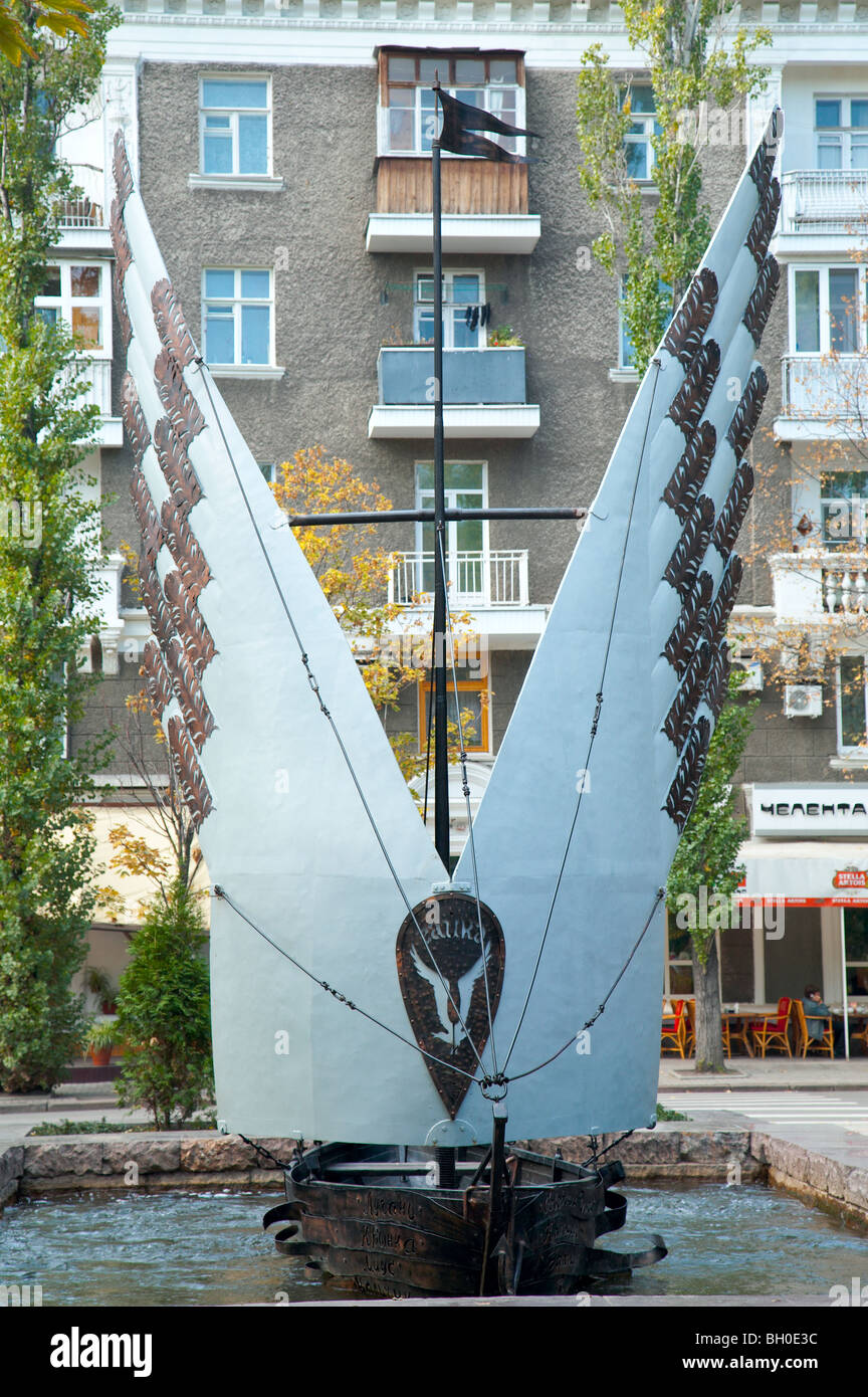 Velero con moderno monumento en el parque de la ciudad de Donetsk (Ucrania) Foto de stock
