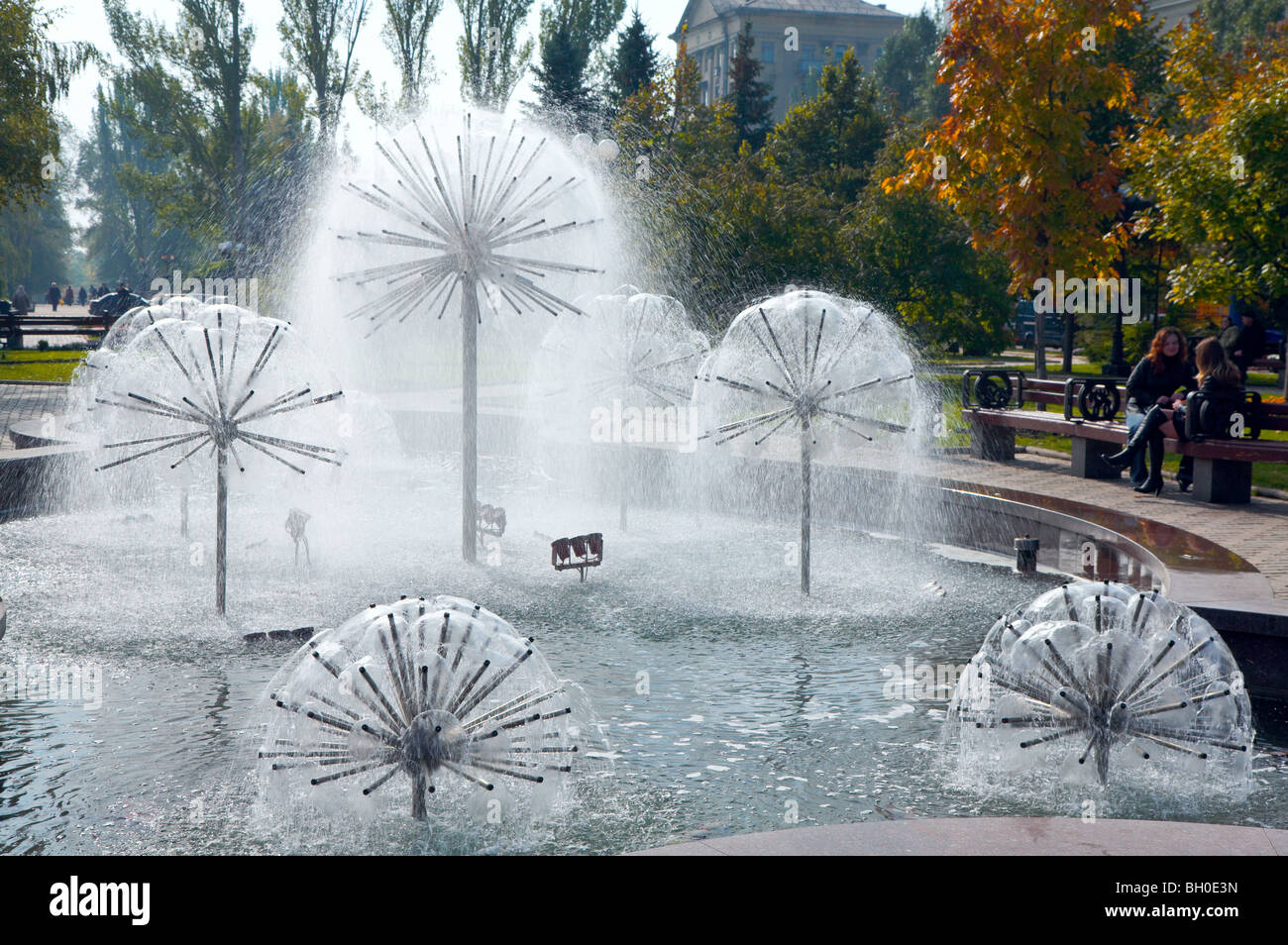 Fuentes Modernas en park (la ciudad de Donetsk, Ucrania) Foto de stock