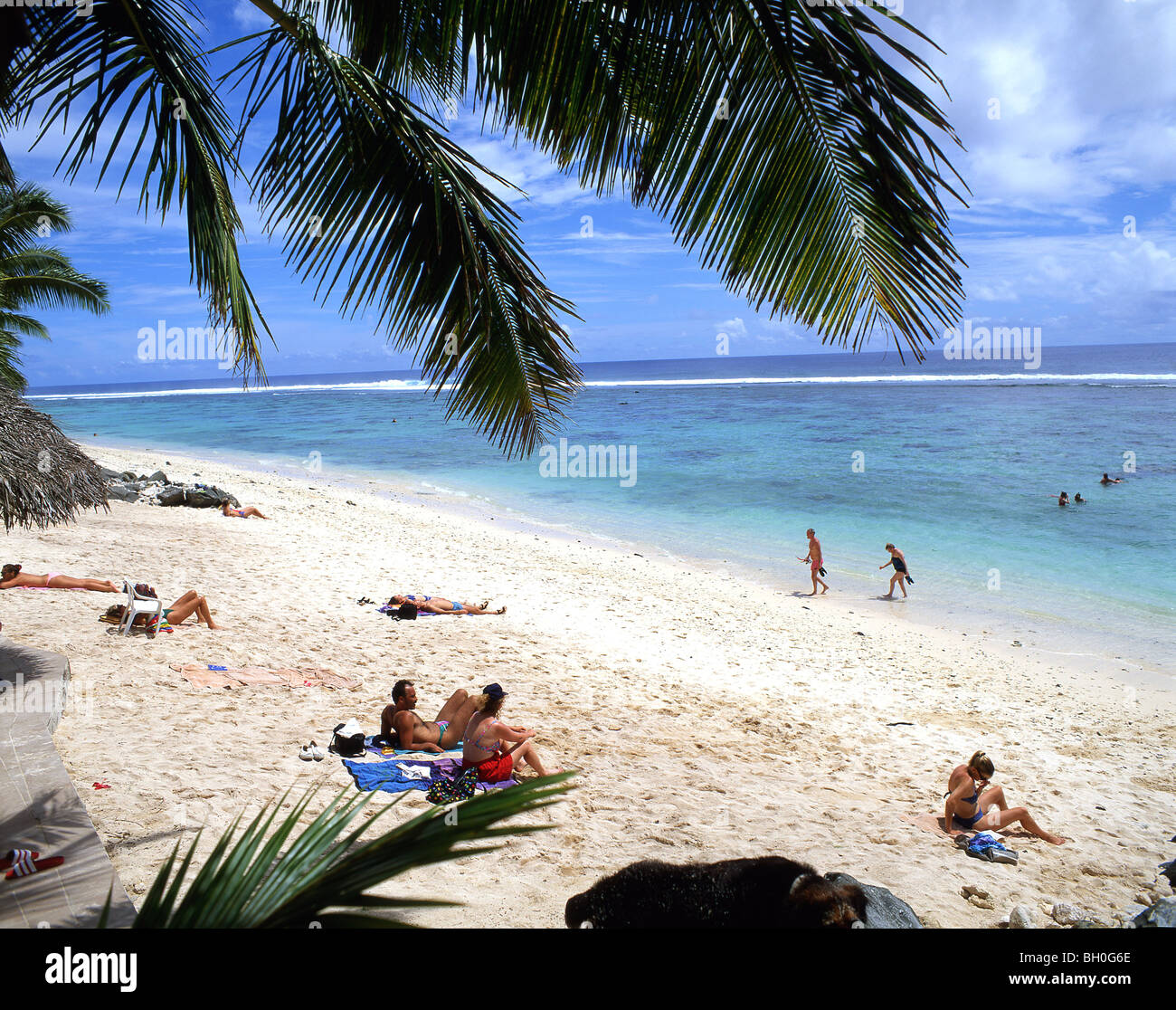 Vista a la playa, Edgewater Resort, Rarotonga, Islas Cook Foto de stock