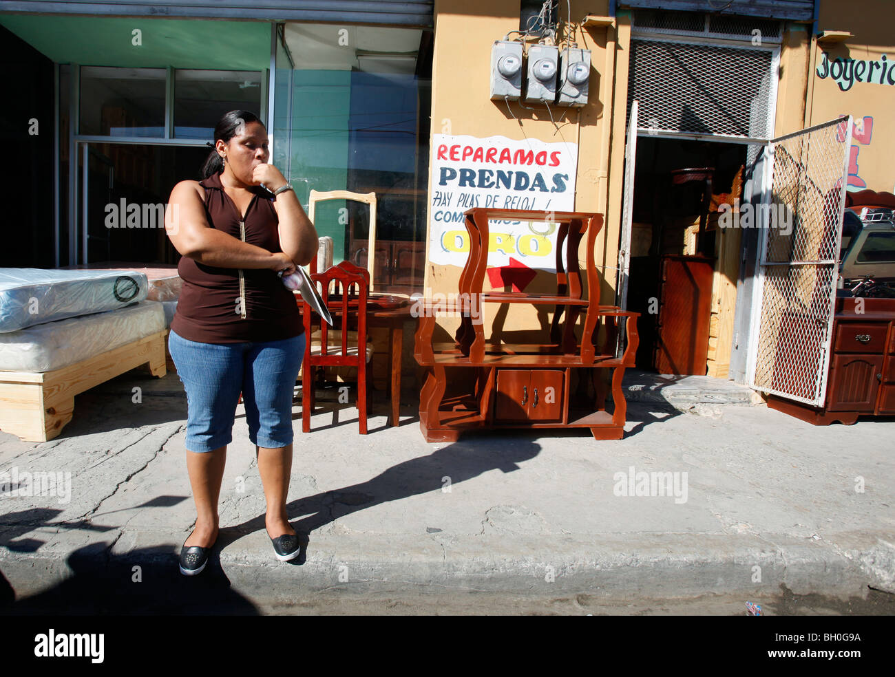 Mujer fuera de una tienda de muebles, Barahona, República Dominicana