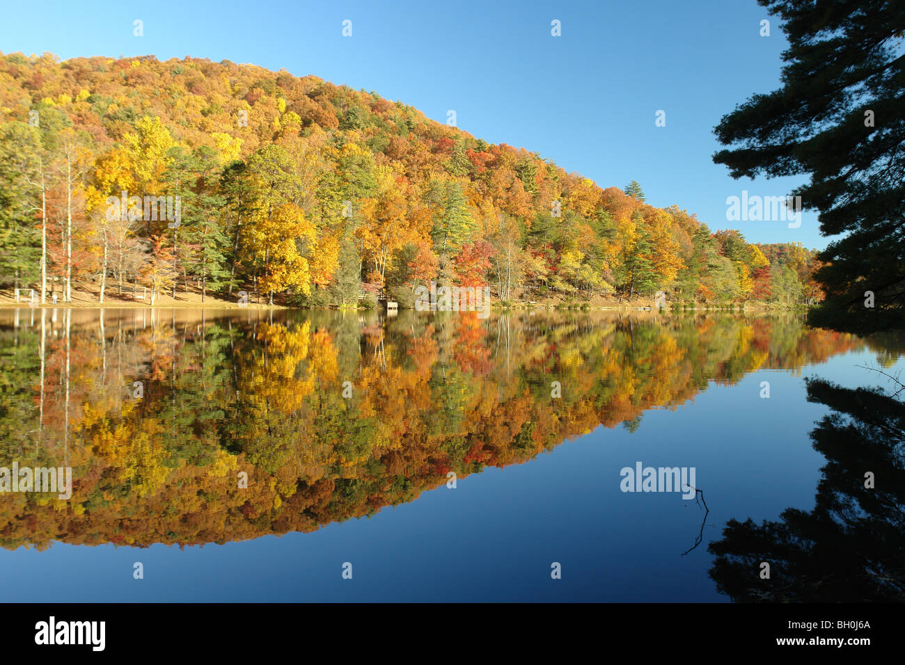 Vogel State Park, GA, Georgia Chattahoochee National Forest, el lago, el otoño Foto de stock