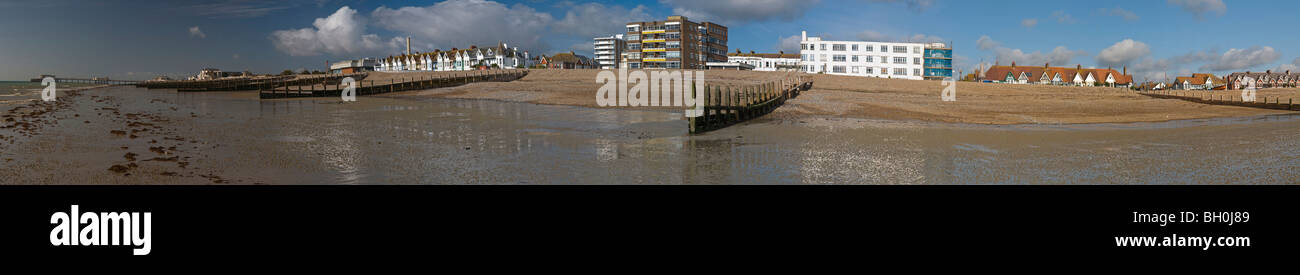 Panorama de este paseo marítimo de Worthing en marea baja, Worthing, West Sussex, UK Foto de stock