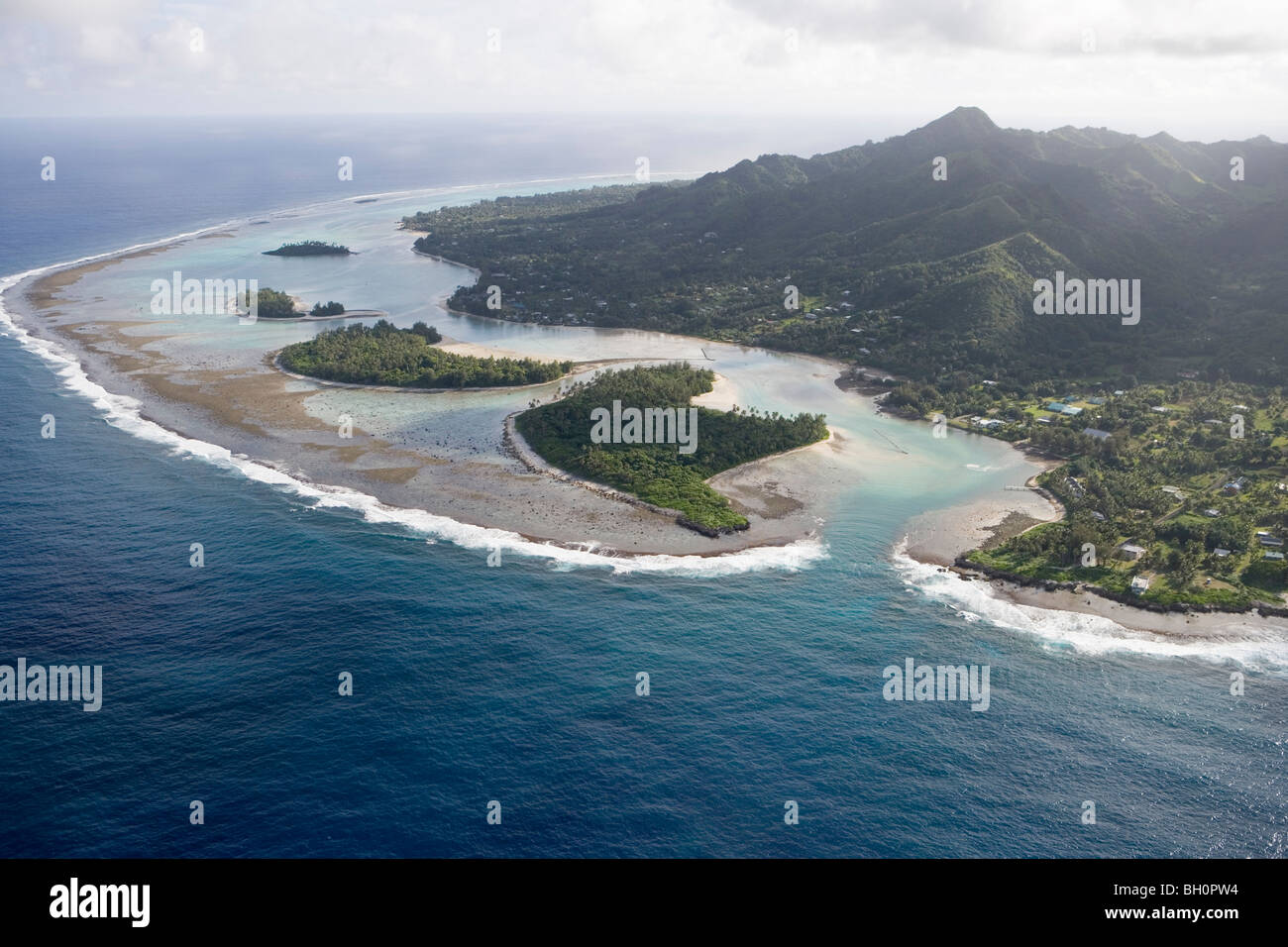 Vista aérea de poco Motu islas en lago Muri, Rarotonga, Islas Cook, Pacífico Sur, Oceanía Foto de stock