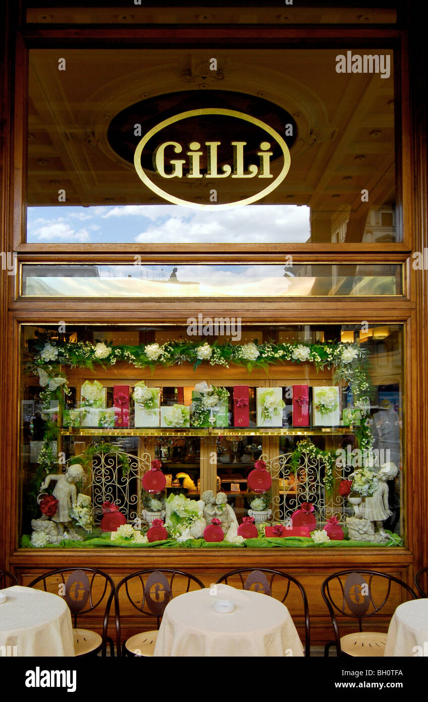 Tablas desierta delante del escaparate de los Gilli Cafe, Piazza della Republica, Florencia, Toscana, Italia, Europa Foto de stock