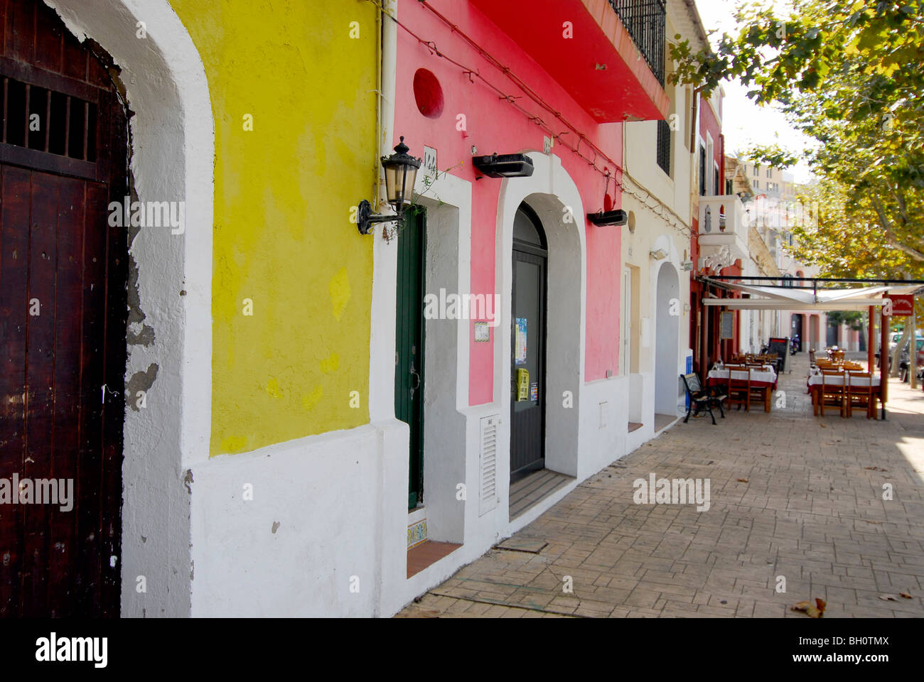 Casas coloreadas y restaurante en el Moll de Llevant, Mao en el puerto, el  puerto de Mahón, Menorca, Islas Baleares, España Fotografía de stock - Alamy