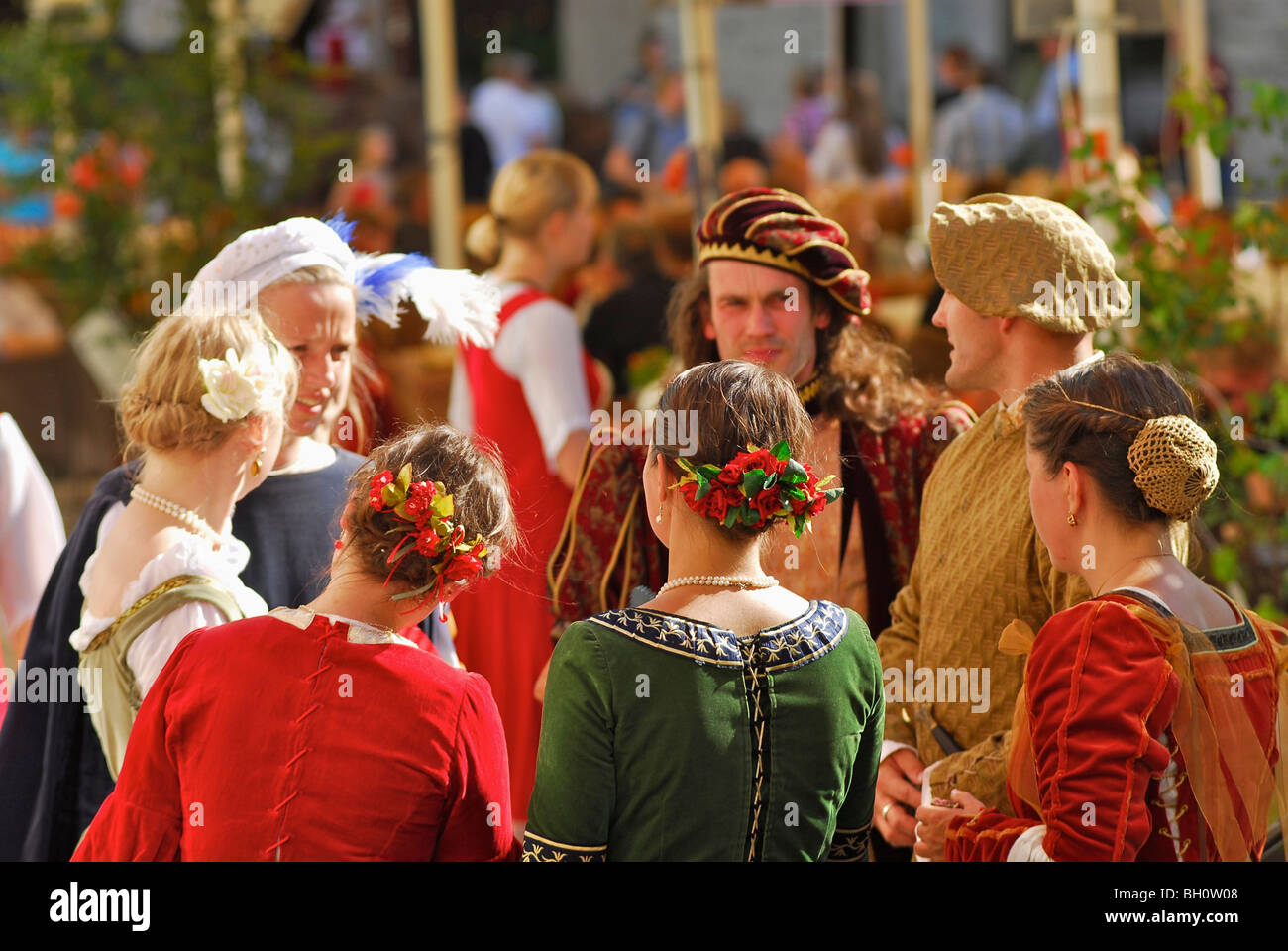 Grupo de Danza en el mercado medieval de Riga, Tallin, Estonia Foto de stock