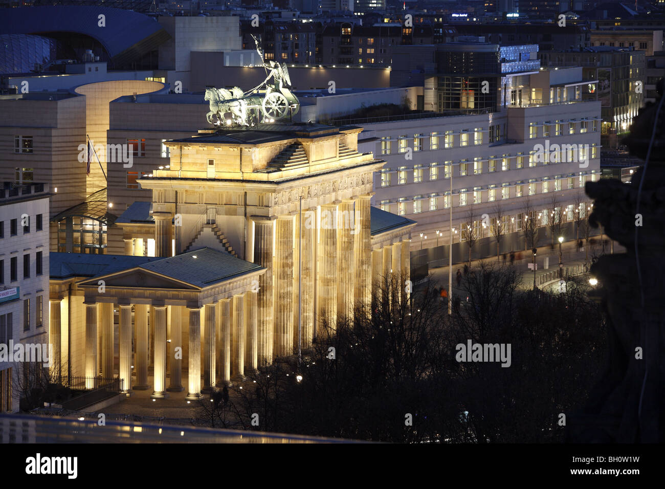 Berlin Brandenburger Tor Gate iluminado Embajada de los Estados Unidos de América Foto de stock