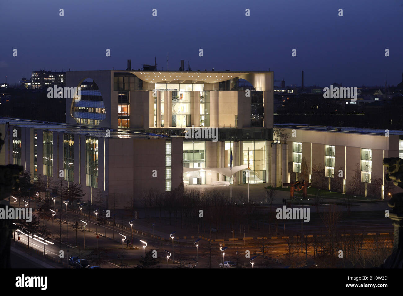 Berlin Bundeskanzleramt Kanzleramt Cancillería Ferderal Chancellory iluminado Foto de stock