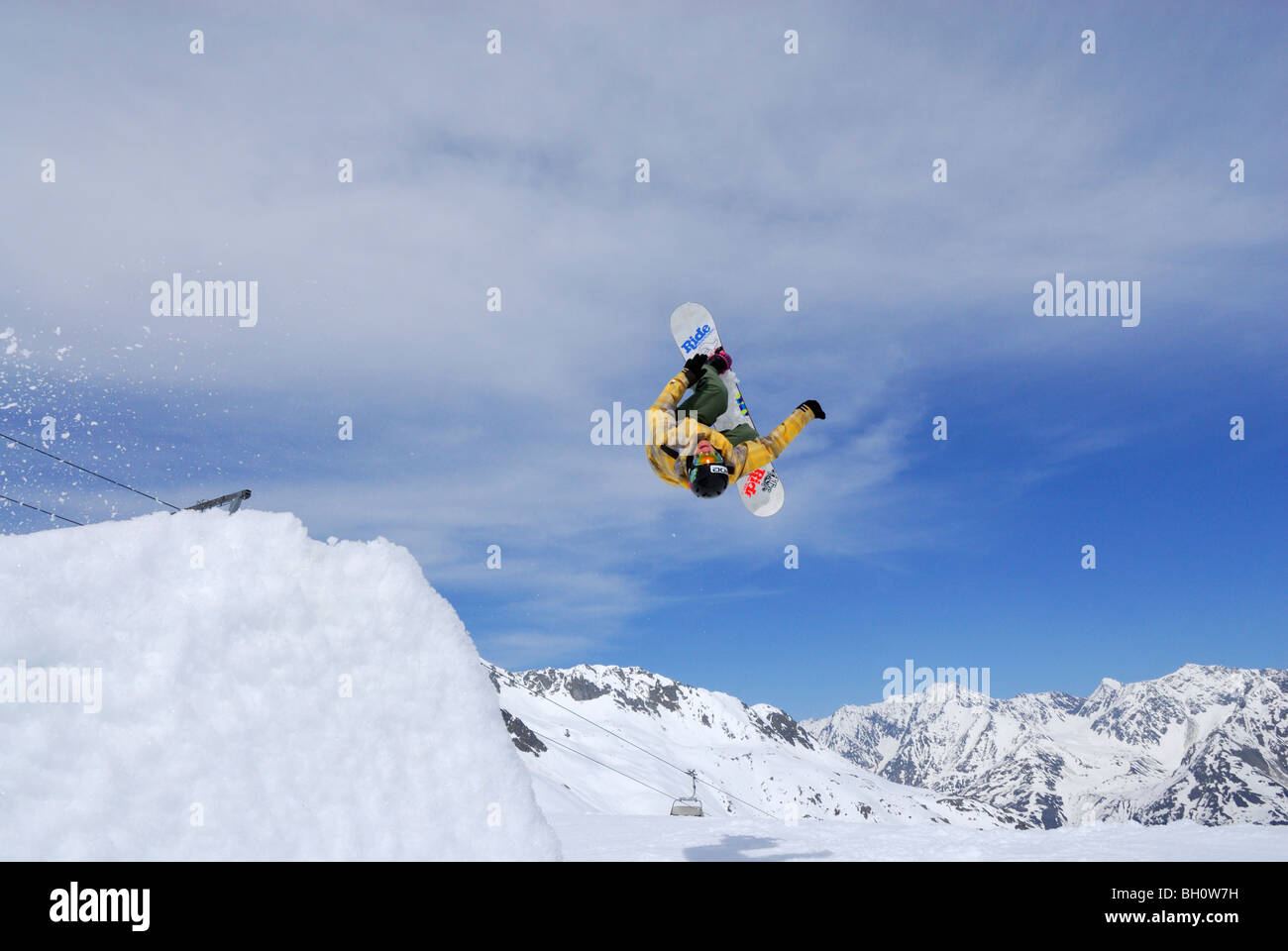 Snowboarder en medio del aire, back-flip, la zona de esquí de Soelden, Oetztal, Tirol, Austria Foto de stock