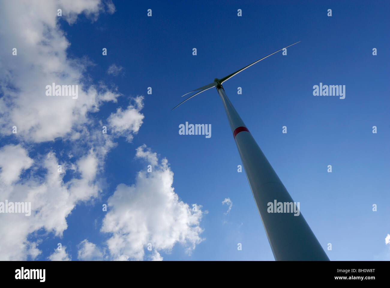 Turbina de viento contra el cielo azul con nubes, Baviera, Alemania Foto de stock