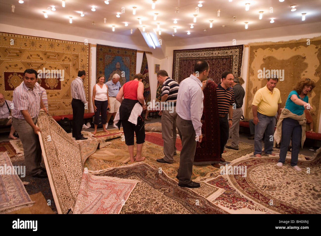 Las personas mirando las alfombras en una fábrica de alfombras, Dalyan, Turquía, Europa Foto de stock