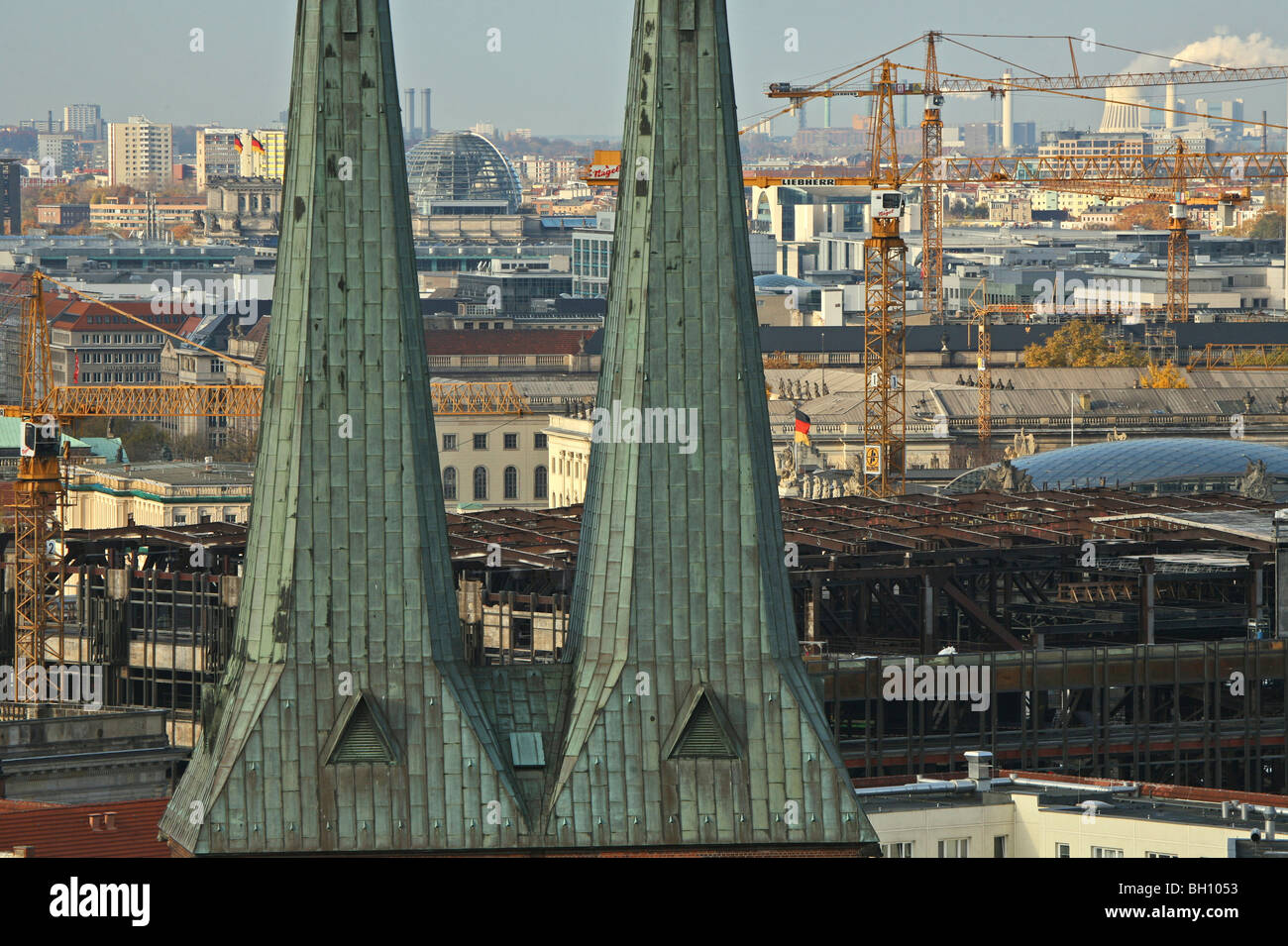 Los campanarios de iglesia de San Nicolás y la construcción de grúas en frente de los tejados de Berlín, Berlín, Alemania, Europa Foto de stock