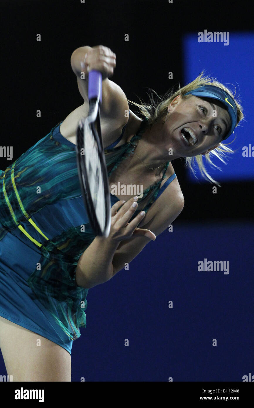 Maria Sharapova (RUS) compitiendo en el Abierto de Tenis de Australia 2010. Foto de stock