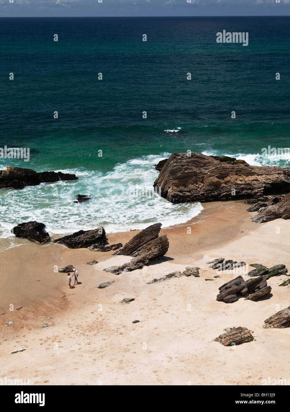 Una pareja caminando en la playa de Sao Pedro de Moel Extremadura Portugal Foto de stock