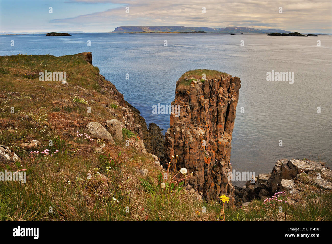 Una rocosa se eleva por encima de la pila en Stykkisholmur Breidafjord seacliffs en en el noroeste de Islandia Foto de stock