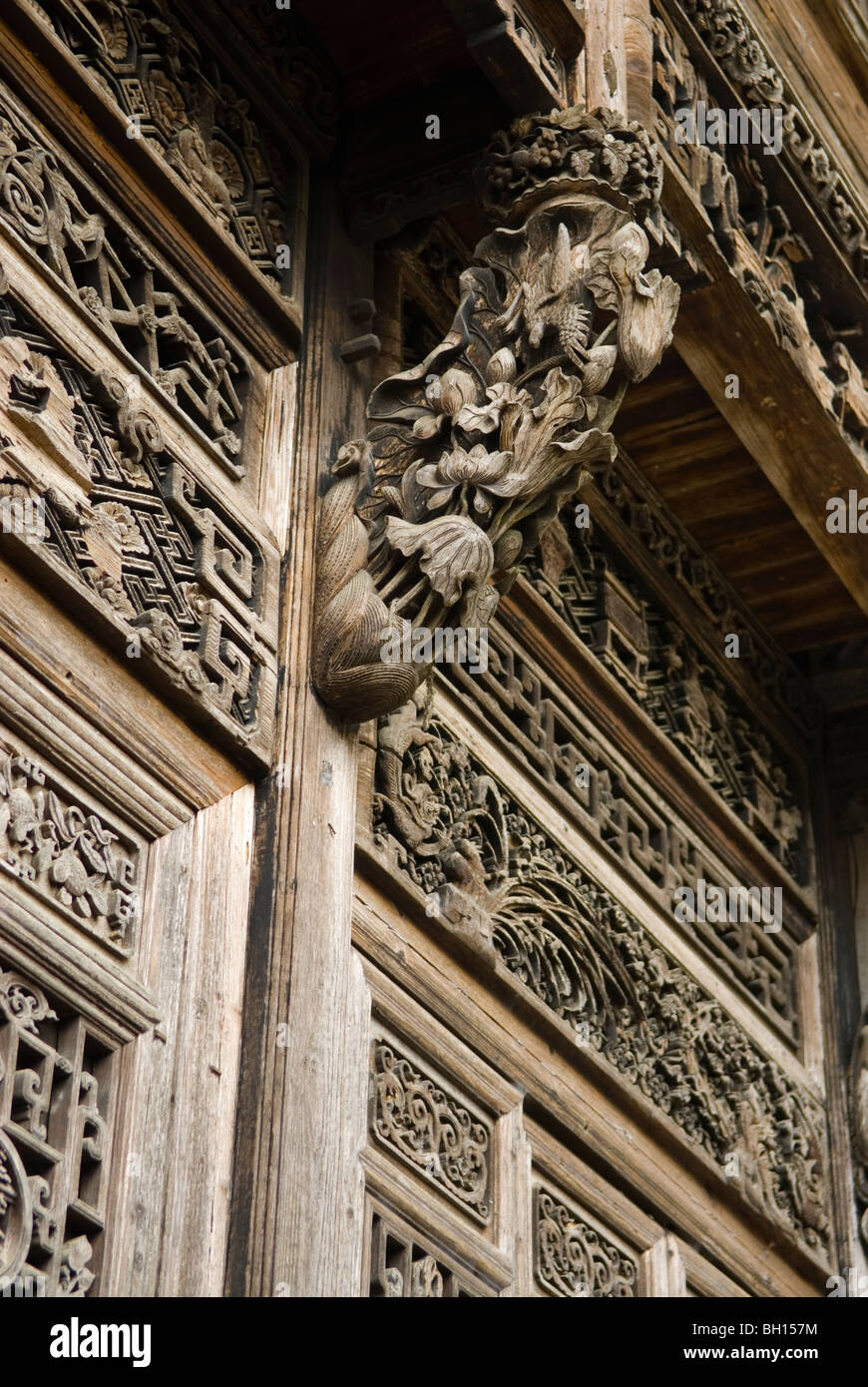 Elaboradamente los paneles y puertas de madera tallada en la antigua morada del acaudalado comerciante. Sixi. Jiangxi, China. Foto de stock