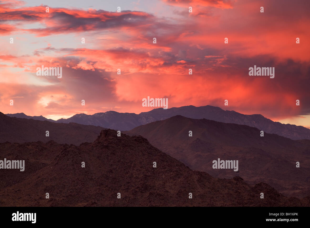 Puesta de sol sobre las montañas de San Jacinto, de Palm Desert y el Valle de Coachella, California. Foto de stock