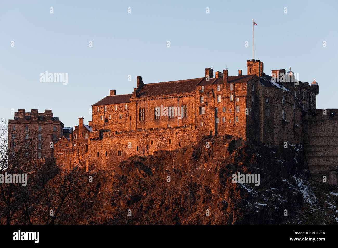 Puesta de sol de invierno en el Castillo de Edimburgo. Foto de stock