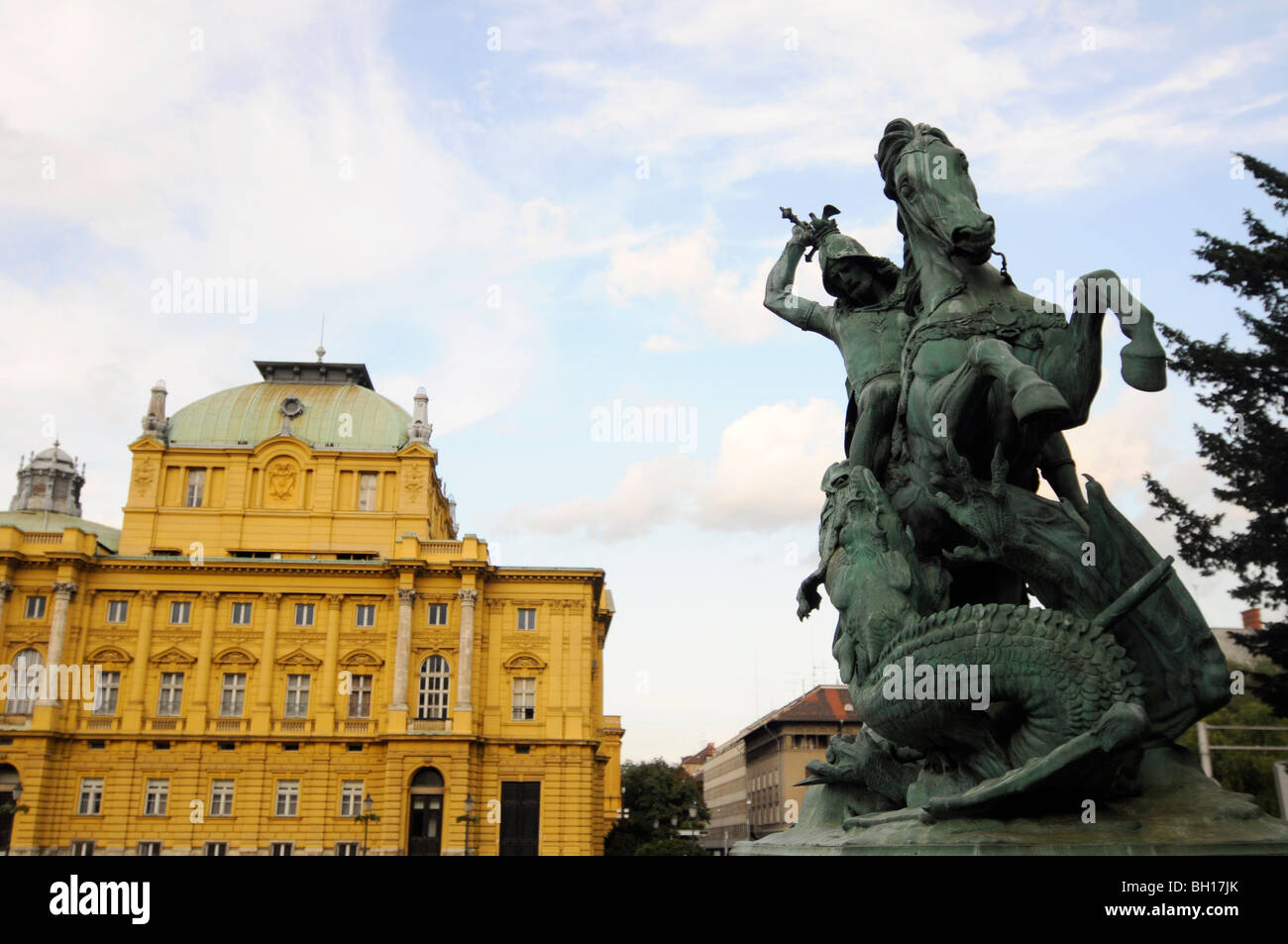 Saint George escultura delante del Teatro Nacional Croata en Zagreb, Croacia. Foto de stock
