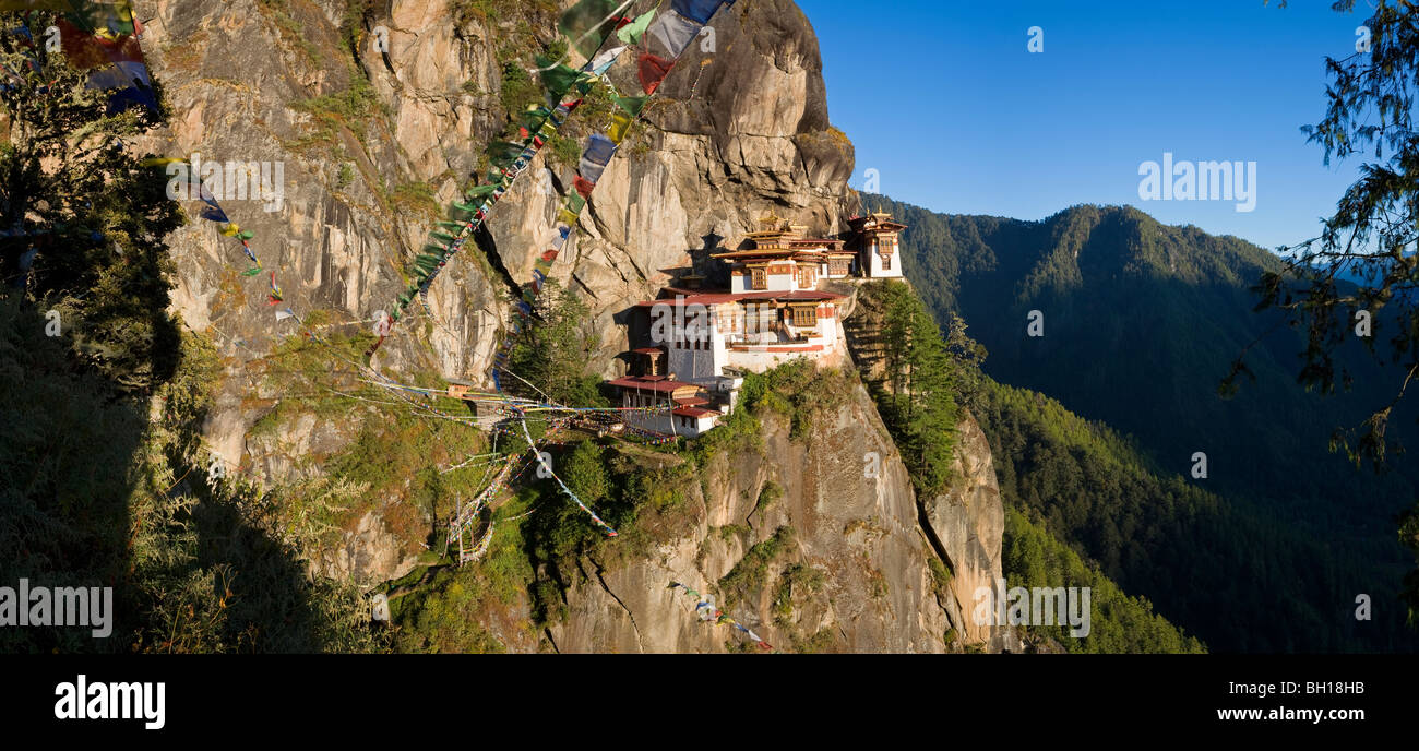 Taktsang Dzong (monasterio) o Tiger's Nest, construido en el siglo VIII, Paro, Bhután Foto de stock