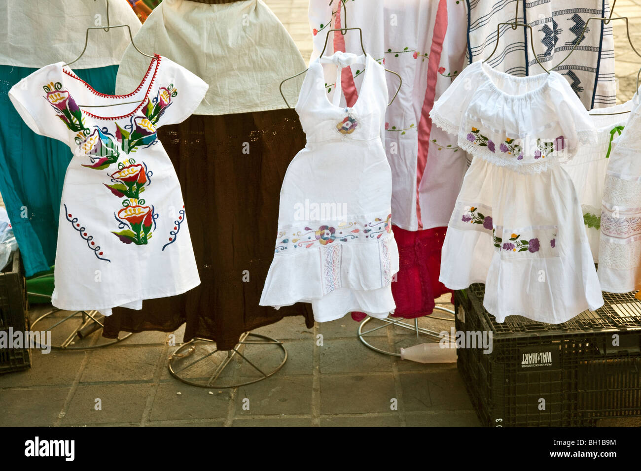 tubo respirador Repulsión traje Bellos bordados a mano vestidos para niñas pequeñas hechas de telas tejidas  a mano expuestos para la venta en el zócalo de la ciudad de Oaxaca  Fotografía de stock - Alamy