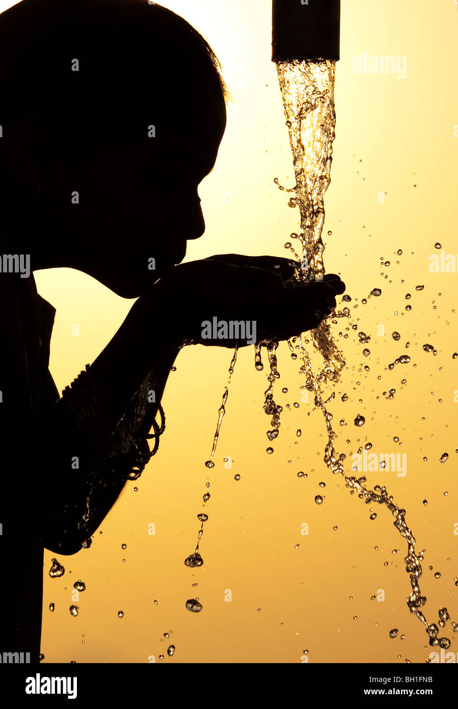 Silueta de una chica india de una bomba de agua potable. La India  Fotografía de stock - Alamy