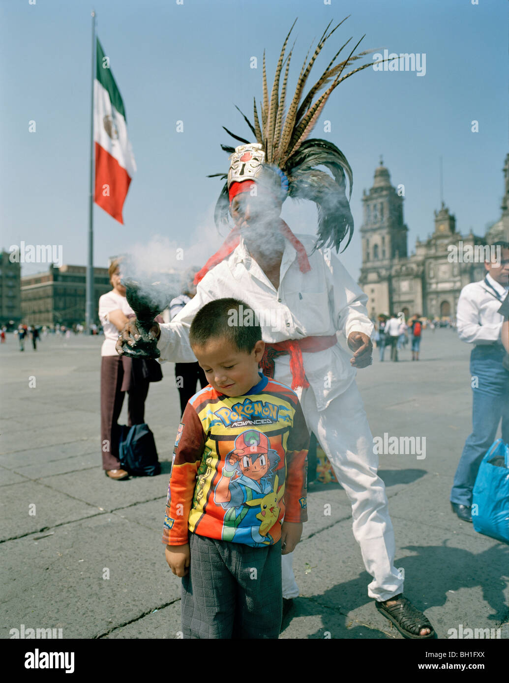 Un hombre vestido con un traje de azteca y la gente en la plaza delante de la catedral, el Zócalo, Ciudad de México, México, Estados Unidos Fotografía de stock - Alamy Un hombre vestido con un traje de azteca y la gente en la plaza delante de la catedral, el Zócalo, Ciudad de México, México, Estados Unidos Fotografía de stock - Alamy