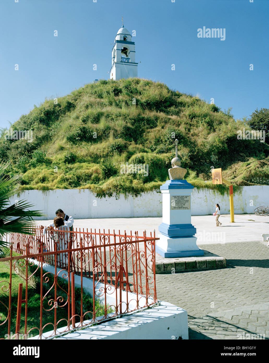 Campanario en pirámide Azteca cubierto bajo un cielo azul, San Juan Xiutetelco village Campanario en pirámide Azteca cubierto bajo un cielo azul, San Juan Xiutetelco village