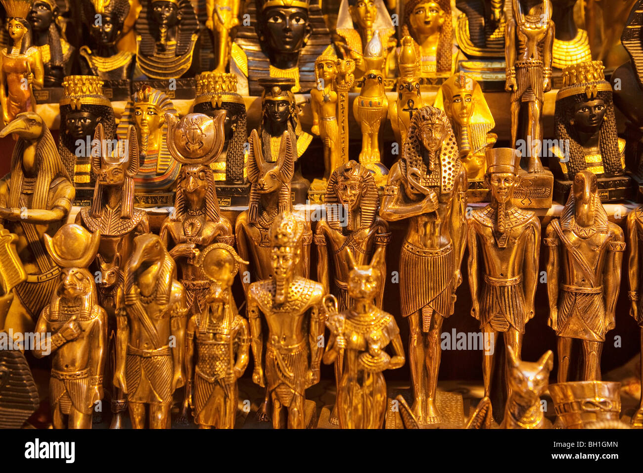 Shining estatuas de dioses y pharaos egipcio, el Bazar Khan el-Khalili, en El Cairo, Egipto, África Foto de stock