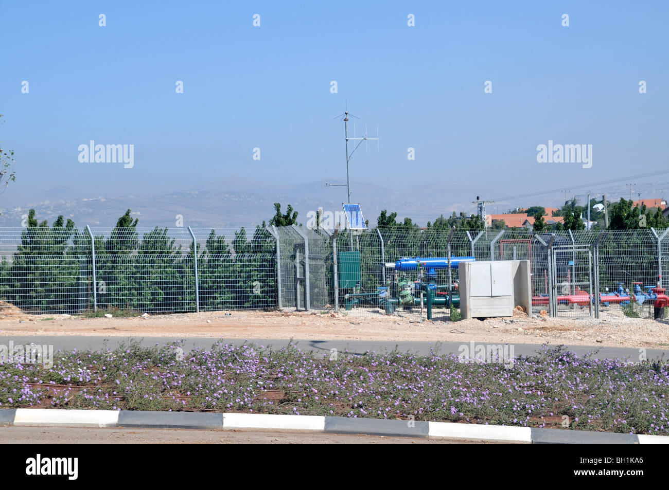 Israel, la Alta Galilea, Metulla, (fundada en 1896), está situado en la frontera libanesa. Control de la bomba de agua de accionamiento solar Foto de stock