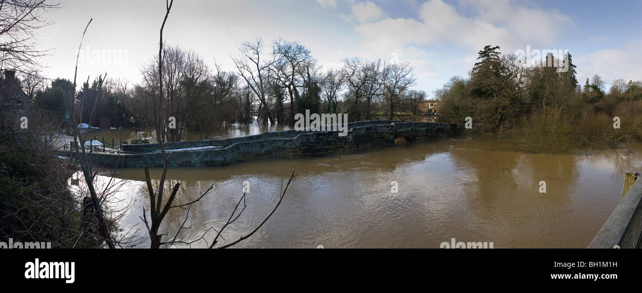 Panorama del río inundado Arun en puente cerca de Stopham Pulborough, West Sussex, Reino Unido Foto de stock