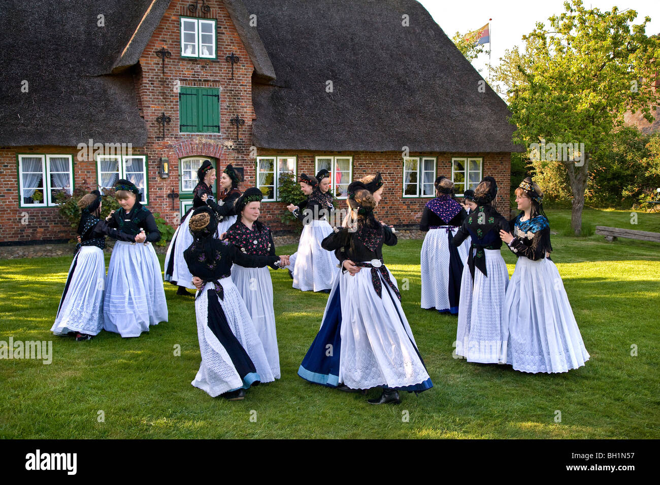 Grupo de baile con trajes tradicionales, Amrum Nebel, Isla, Islas de Frisia septentrional, Schleswig-Holstein, Alemania Foto de stock