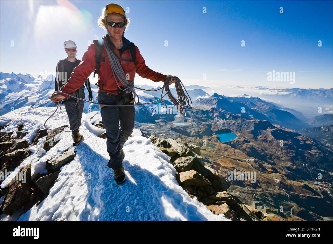 Dos hombres, un guía y su cliente en la cima del Matterhorn, Zermatt, Valais, Wallis, Suiza Alpes Foto de stock