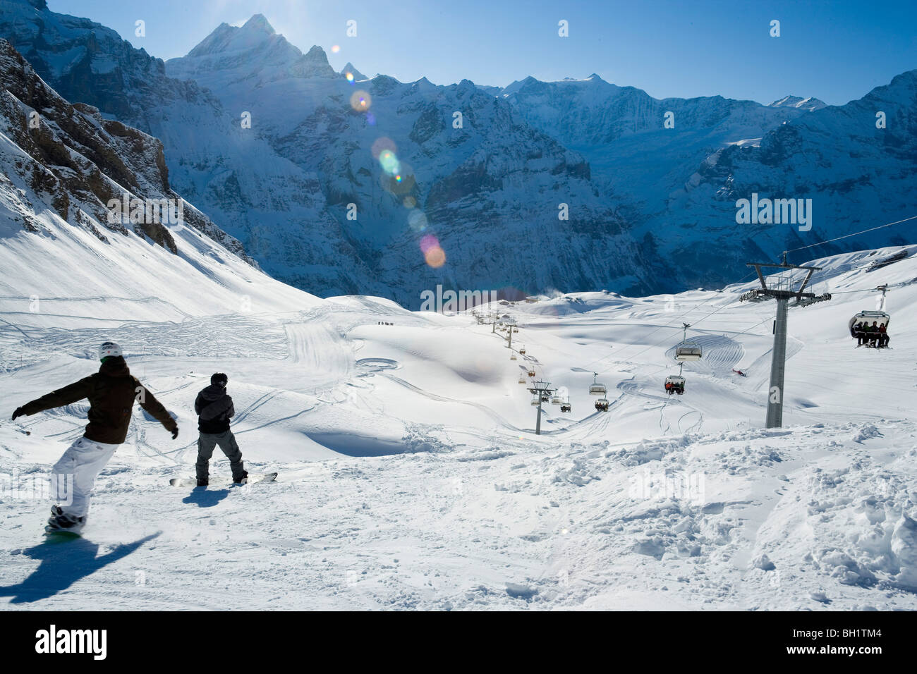 Los snowboarders en pendiente, cerca del telesilla, en primer lugar, Grindelwald, en el Oberland Bernés, Cantón de Berna, Suiza Foto de stock