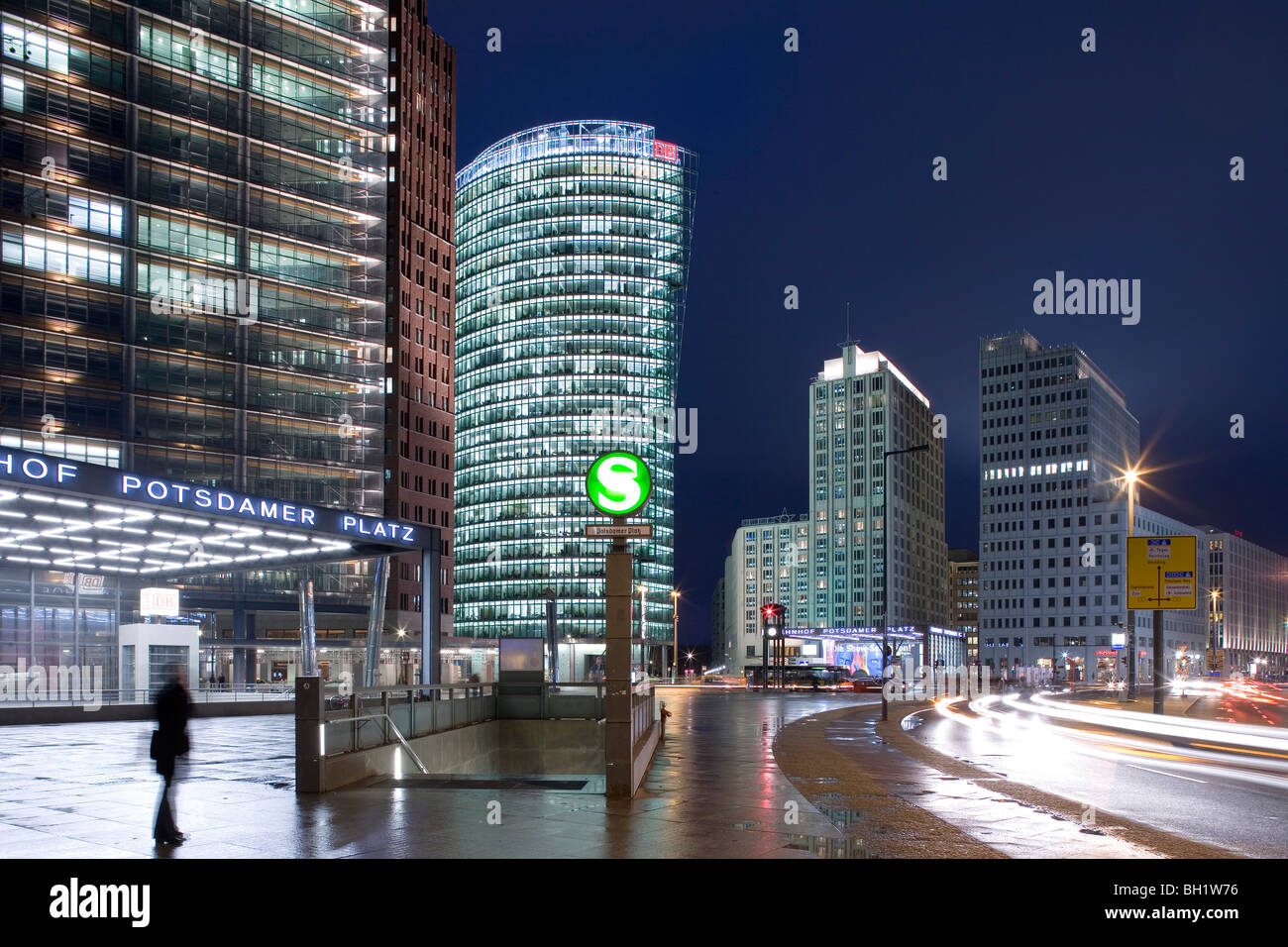 Potsdamer Platz en la noche de izquierda a derecha, Renzo Piano, Hans Kollhoff Torre Torre, Bahn Tower, Beisheim Center, Towe Delbrueck Foto de stock