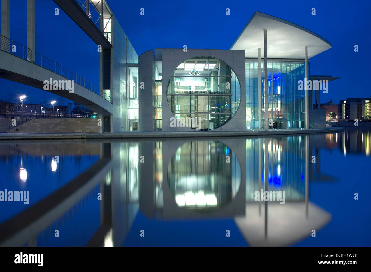 Paul-Loebe Haus y reflexión, el distrito gubernamental, Berlín, Alemania, Europa Foto de stock