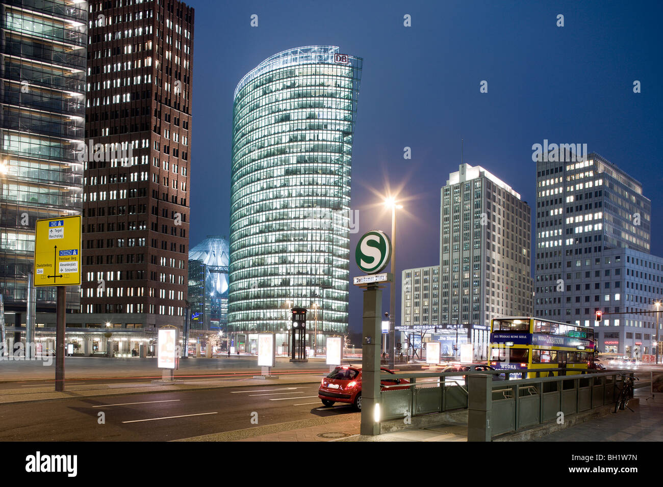 Potsdamer Platz de izquierda a derecha, Renzo Piano, Hans Kollhoff Torre Torre, Sony Center, Bahn Tower, Beisheim Center y Delbruec Foto de stock